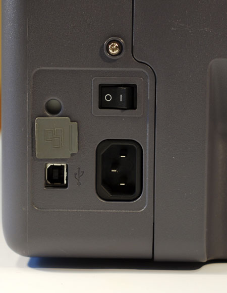 Samsung CLP-300N: wejście na kabel Ethernet (na górze) i kabel USB (poniżej)